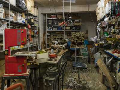 Nella parte retrostante del negozio, scopriamo il laboratorio dove il mastro presepaio d� vita alle sue creazioni: radici, attrezzi per la colla a caldo, sughero e seghe...